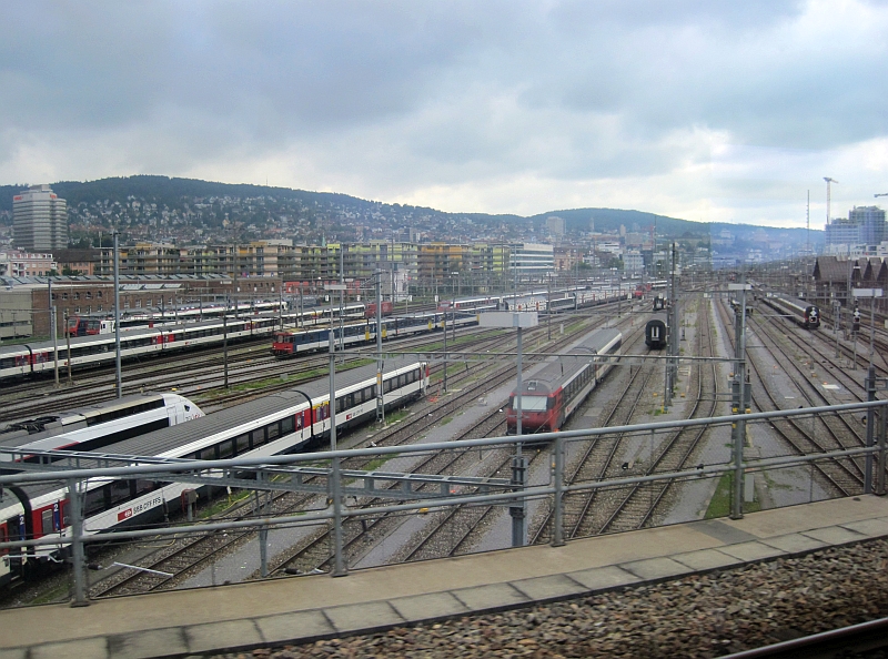 Blick vom Zug auf das Gleisvorfeld der Hauptbahnhofs Zürich