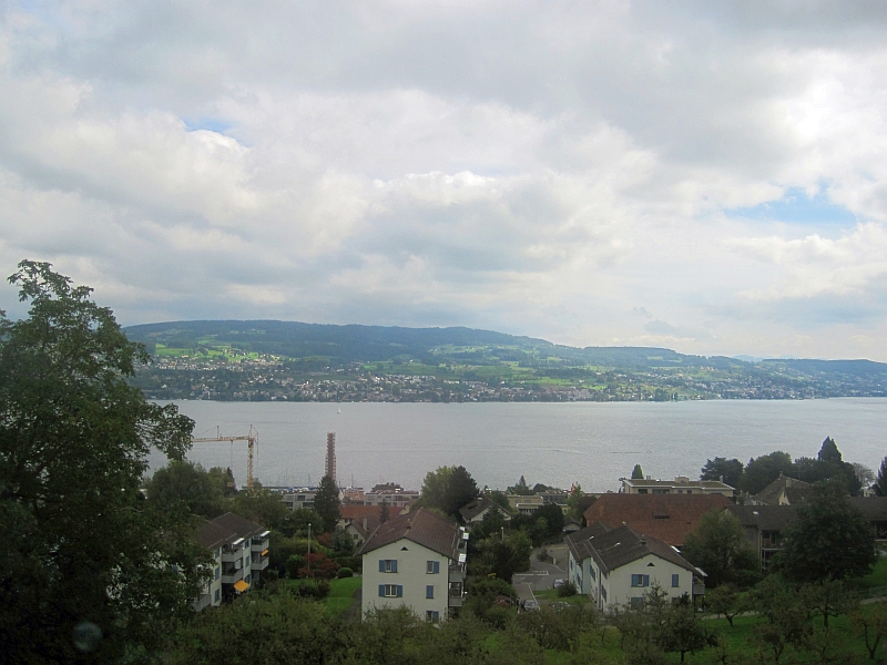 Blick vom Zug auf den Zürichsee