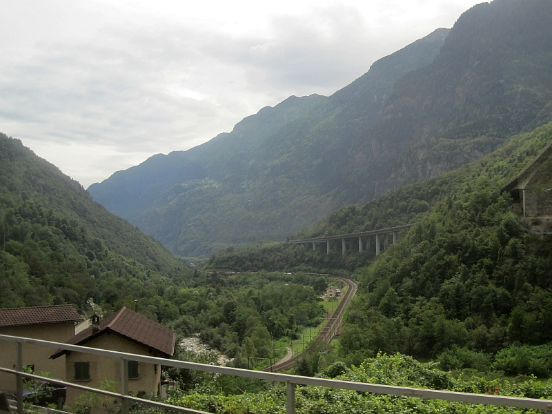 Gleise der Gotthardbahn an einem Kehrtunnel
