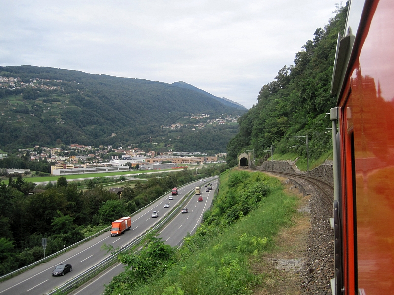 Fahrt mit der FLP mit Blick auf den Flughafen Lugano-Agno