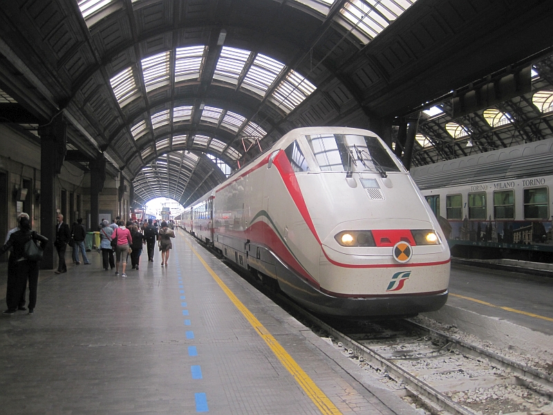 Frecciabianca-Zug im Bahnhof von Mailand