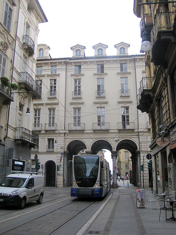 Straßenbahn in der Via Milano in Turin