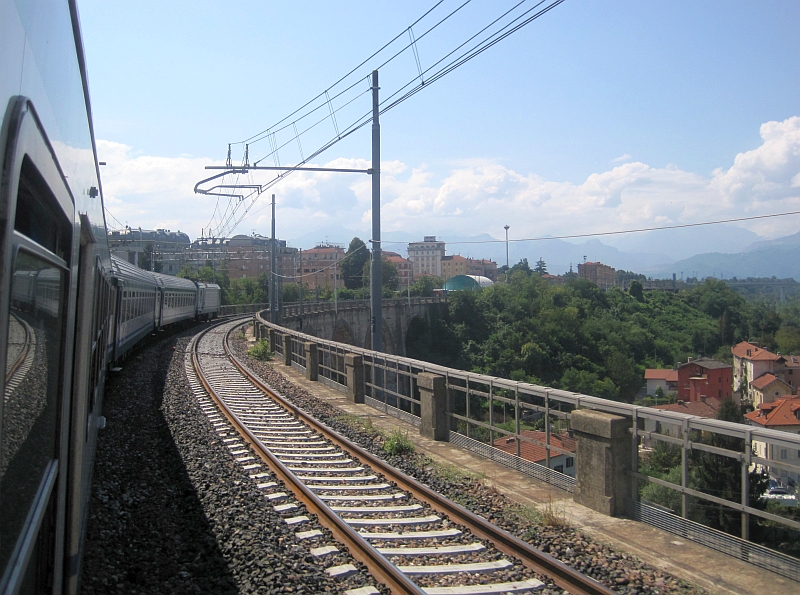 Fahrt auf dem Viadotto Soleri in den Bahnhof Cuneo