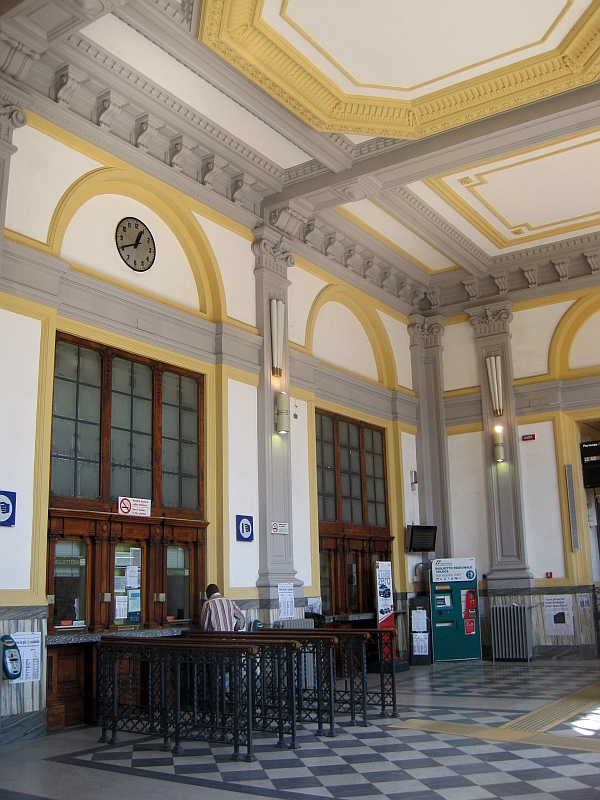 Schalterhalle Bahnhof Cuneo