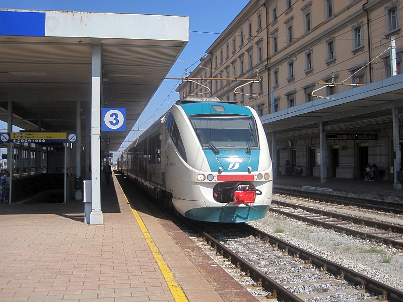 Minuetto-Triebzug im Bahnhof Cuneo