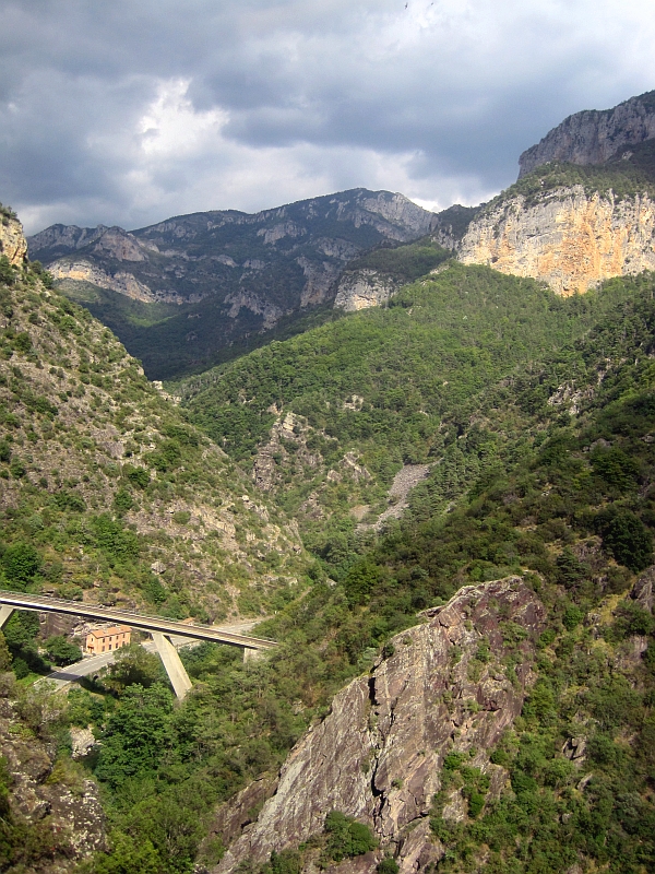 Blick von oben auf den Viaduc de Scarassoui