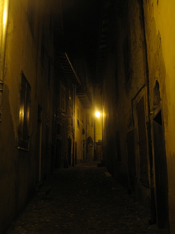 Gassen von La Brigue bei Nacht
