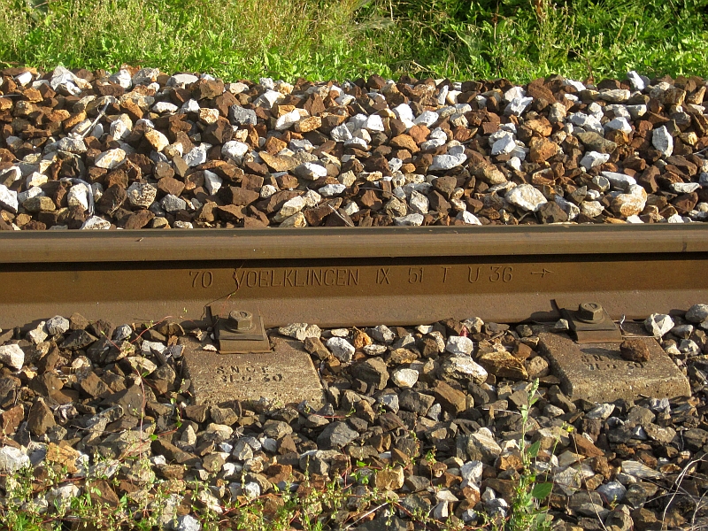 Schienen mit Walzzeichen Voelklingen auf der Tendabahn