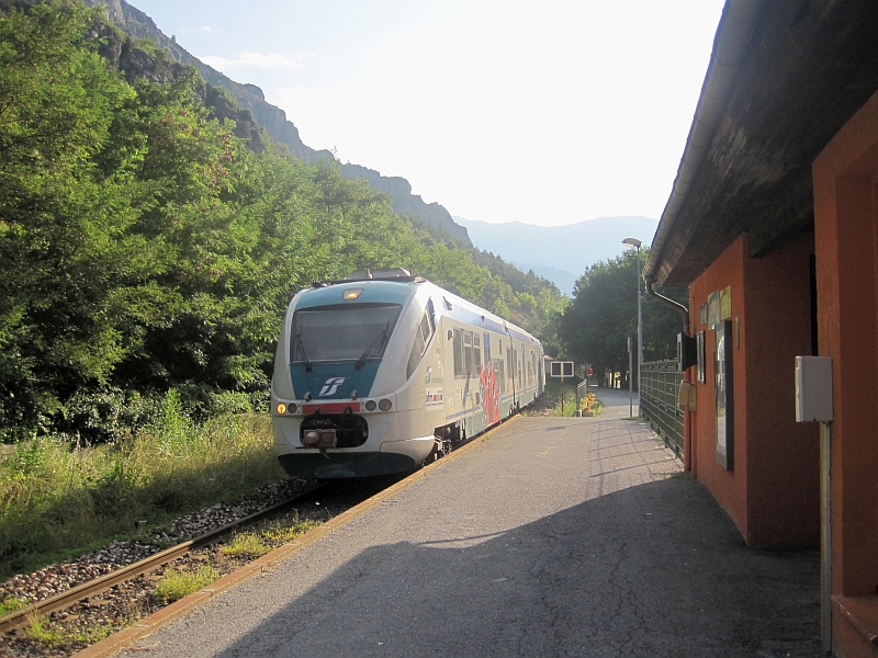 Einfahrt eines Minuetto-Triebzugs in La Brigue