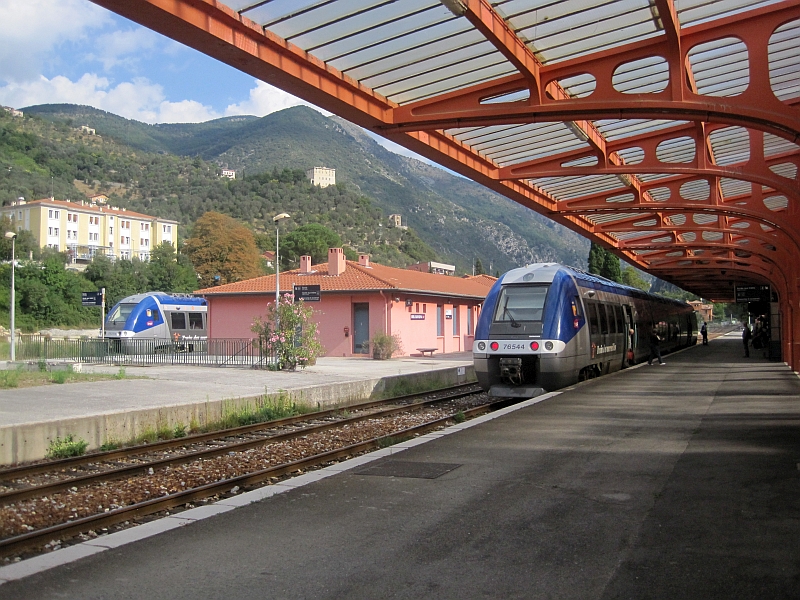 Französische Triebzüge im Bahnhof Breil-sur-Roya
