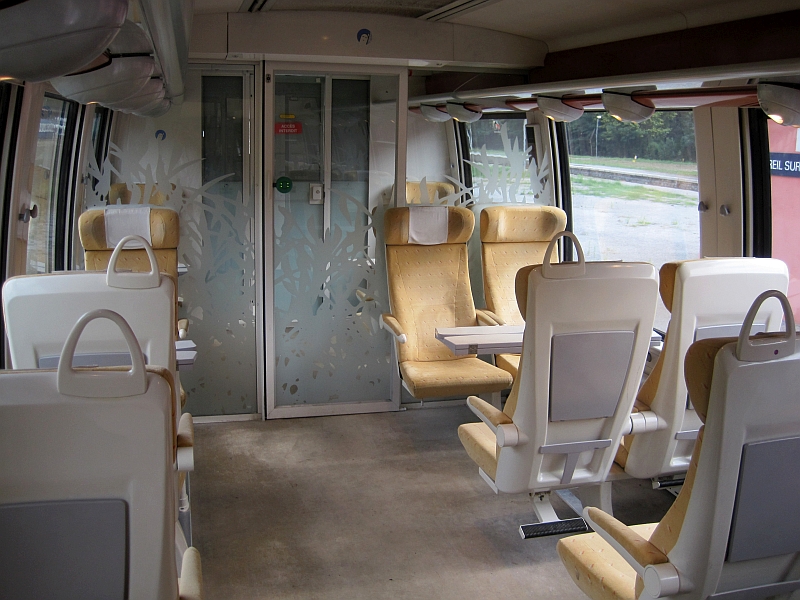 Erste Klasse im Dieseltriebwagen der Reihe AGC / X 76500
