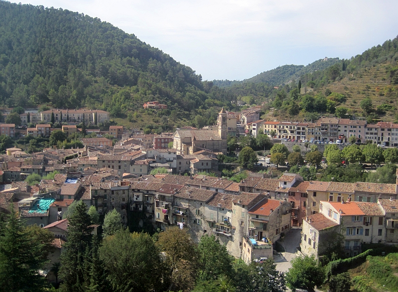 Blick vom Viaduc de l'Escarene auf den gleichnamigen Ort