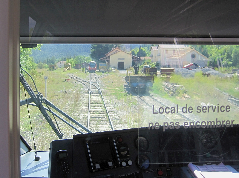 Kreuzung mit dem Gegenzug aus Digne-les-Bains im Bahnhof Saint-André-les-Alpes