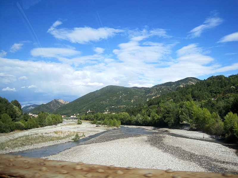 Der Train de Pignes quert den Fluss Bléone