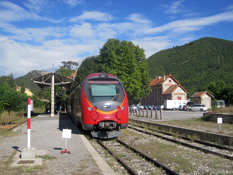 AMP-Triebwagen im Bahnhof Digne-les-Bains