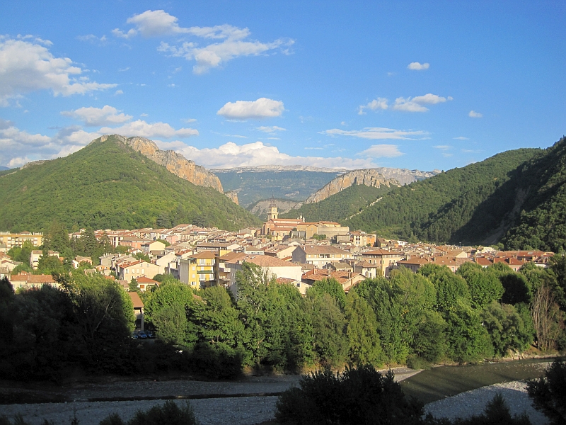 Digne-les-Bains und die Voralpen in der Abendsonne