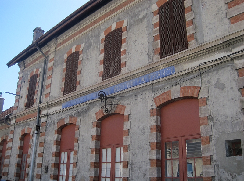 Aufschrift 'Chemins de fer du Sud de la France' am alten Bahnhof Digne