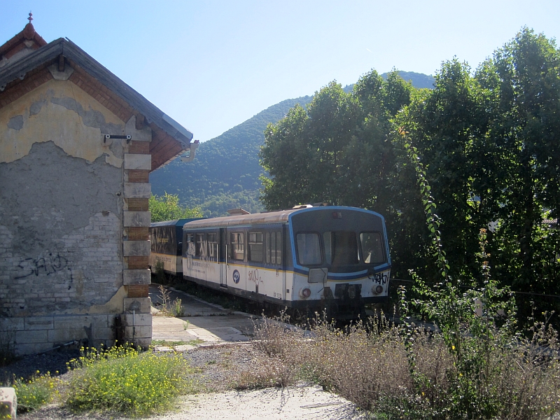 Ausgemusterte Fahrzeuge der CP auf den zugewachsenen Gleisen des alten Bahnhofs Digne