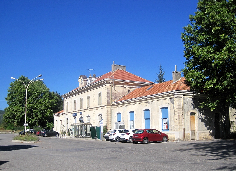 Ehemaliger SNCF-Bahnhof Digne mit Bushaltestelle