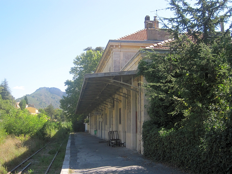 Hausbahnsteig am normalspurigen Gleis Bahnhof Digne