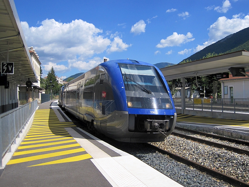 Einfahrt von zwei Triebwagen der Reihe SNCF X 73500 in Veynes-Dévoluy