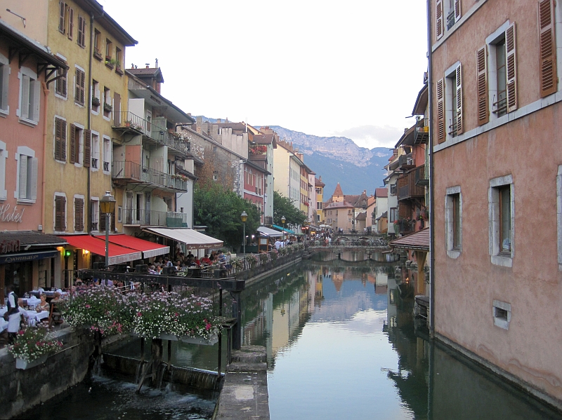 Altstadt von Annecy am Fluss Thiou