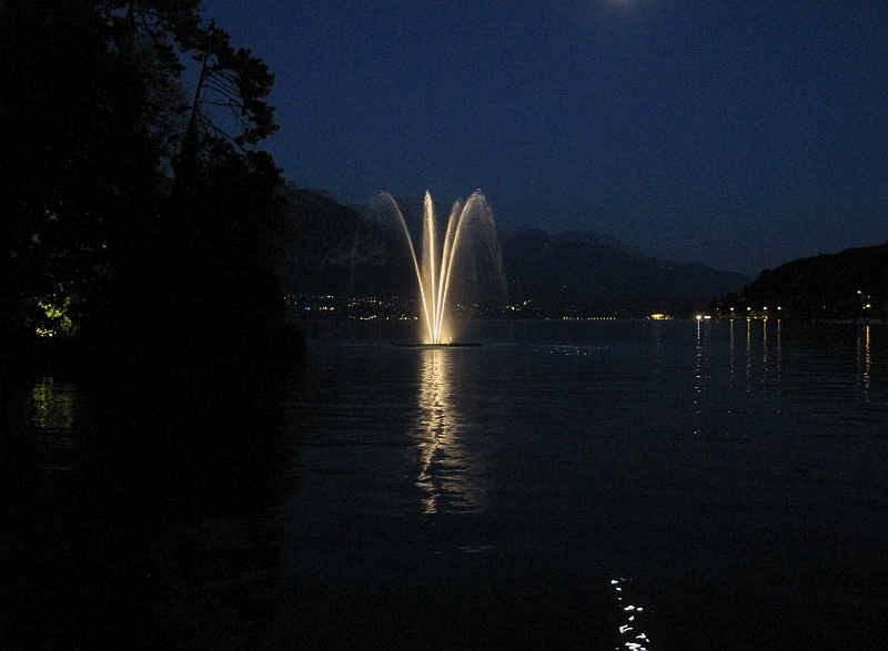 Beleuchteten Fontaine am Lac d'Annecy
