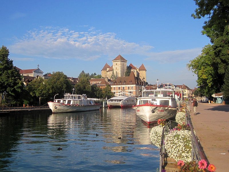 Mittelalterliche Burg Annecy auf einem Felsvorsprung über der Stadt