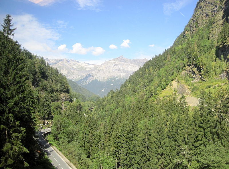 Fahrt mit der Schmalspurbahn durch das Arve-Tal