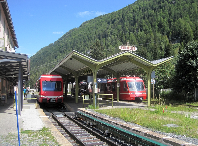 Treffen der Züge aus Frankreich (links) und der Schweiz (rechts) am Bahnsteig von Vallorcine