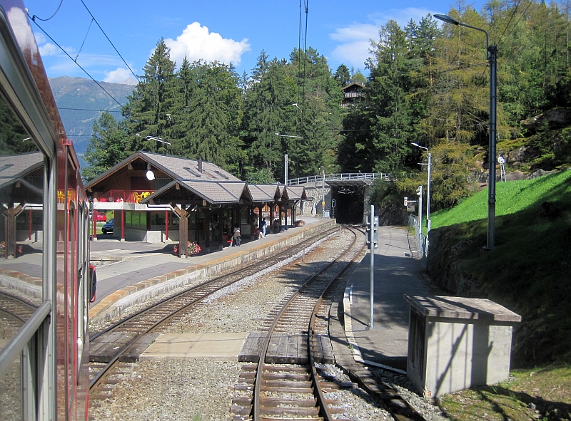 Einfahrt in den Bahnhof Les Marécottes
