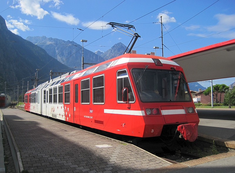 Schmalspur-Triebwagen nach der Ankunft in Martigny