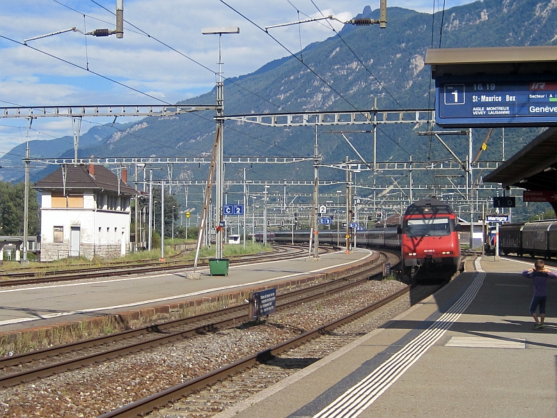 Einfahrt eines Interregios der SBB in Martigny