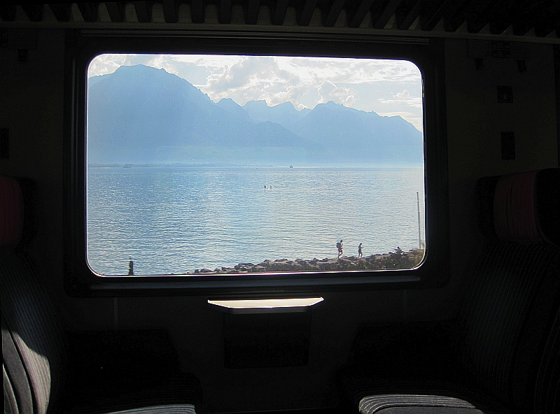 Blick durch das Zugfenster am Genfer See