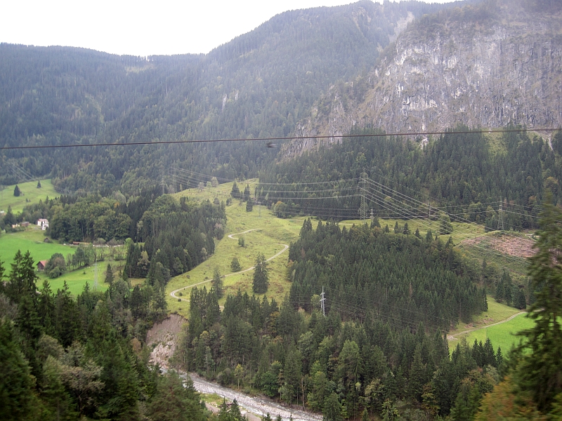 Blick aus dem Zugfenster auf der Arlbergstrecke