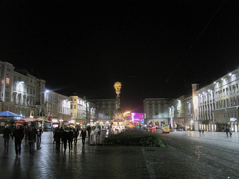 Linzer Hauptplatz mit Dreifaltigkeitssäule bei Nacht