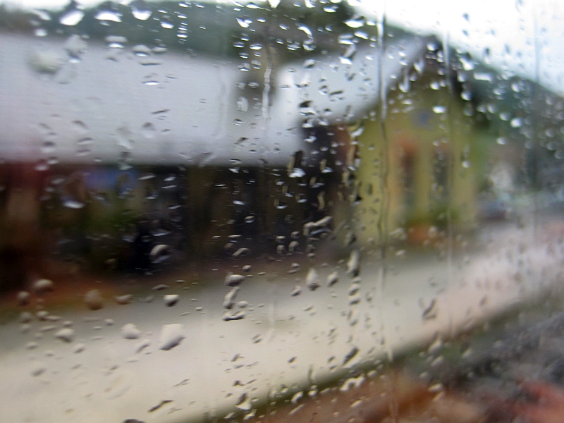 Regentropfen am Zugfenster