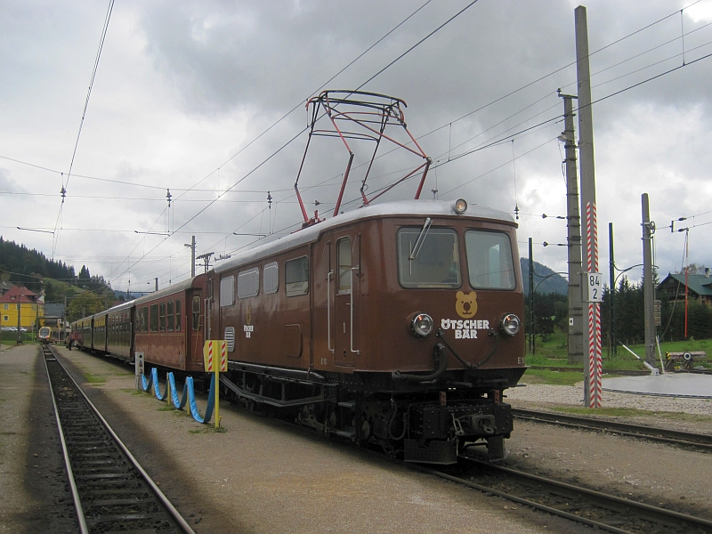 'Ötscherbär' im Bahnhof Mariazell