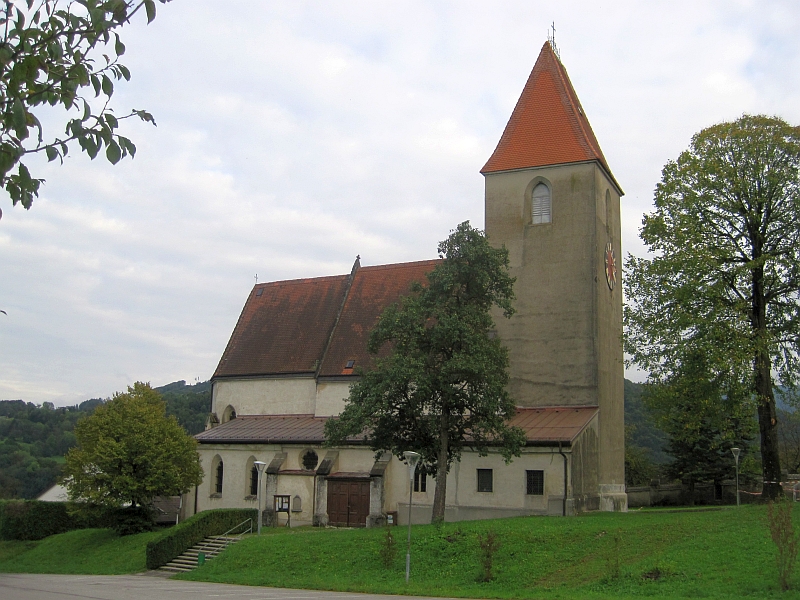 Dreischiffige Pfeilerbasilika Sankt Martin aus dem 15. Jahrhundert auf dem Kirchberg