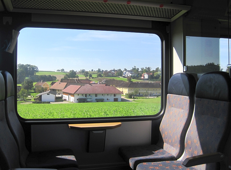 Blick durch das Zugfenster der Linzer Lokalbahn