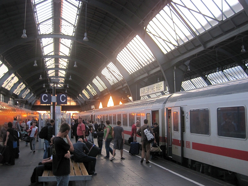 Intercity nach der Ankunft im Hauptbahnhof Karlsruhe