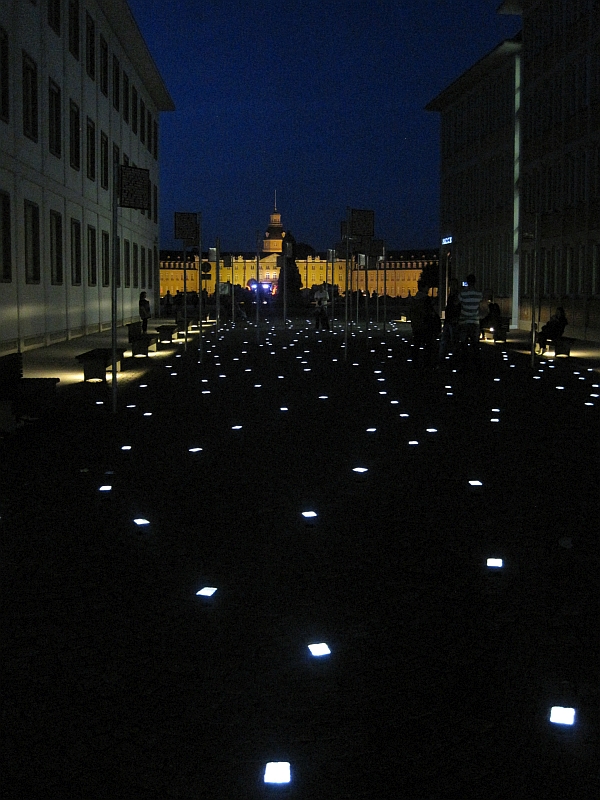 Lichtinstallation am Platz der Grundrechte in Karlsruhe