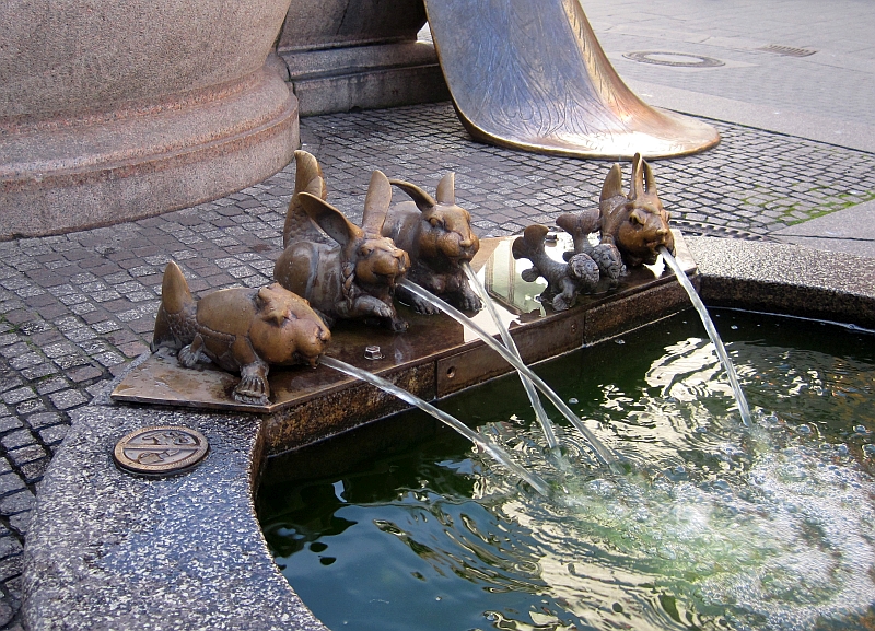 Seehas-Figuren am Kaiserbrunnen auf der Marktstätte Konstanz