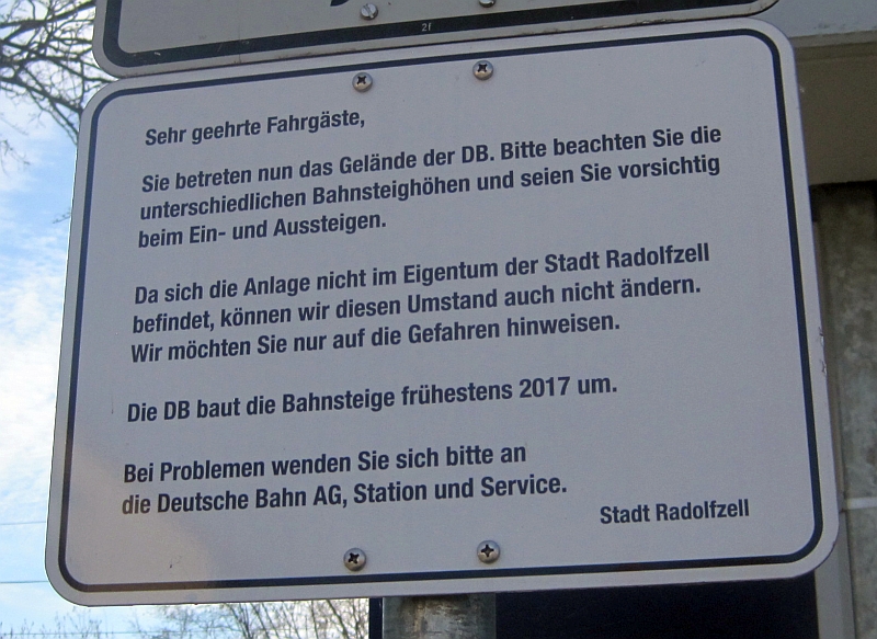 Hinweisschild der Stadt Radolfzell zu den niedrigen Bahnsteigen