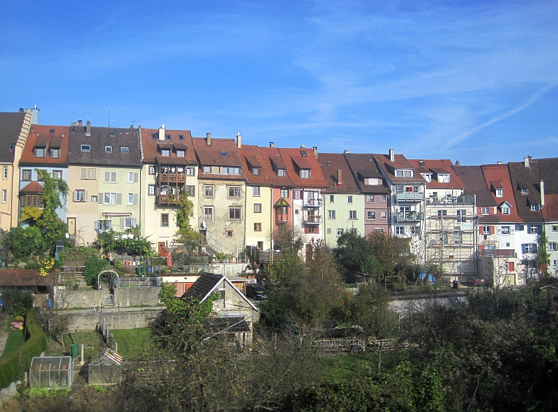 Blick aus dem Zugfenster auf die Altstadt von Engen
