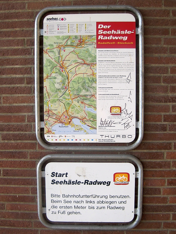 Hinweisschild auf den Seehäsle-Radweg am Bahnhof Radolfzell