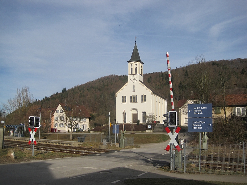 Haltepunkt Stahringen vor der Pfarrkirche St. Zeno