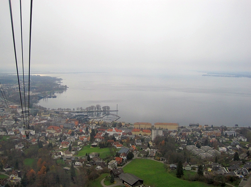 Blick aus der Pfänderbahn über Bregenz und den Bodensee