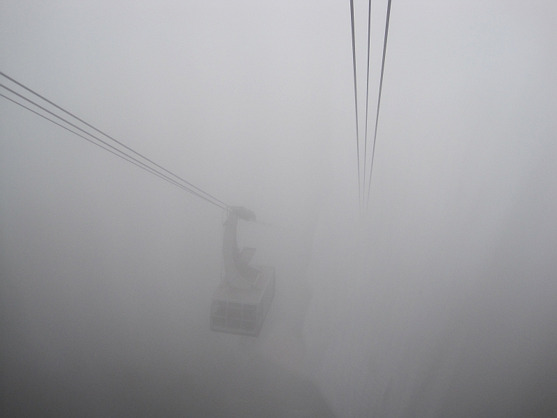 Fahrt mit der Pfänderbahn durch den Nebel