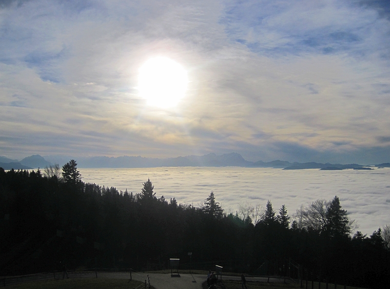 Berggipfel ragen aus dem Nebel am Pfänder